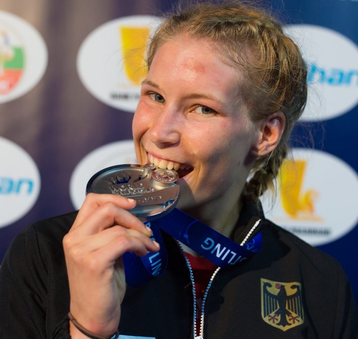 RINGEN – Weltmeisterschaften 2017 in Paris (Frankreich) am 24.08.2017 – Deutschlands ALINE FOCKEN RINGEN – Weltmeisterschaften 2017 in Paris (Frankreich) am 24.08.2017 – Deutschlands Aline Focken bei der Siegerehrung in der Gewichtsklasse bis 69kg.