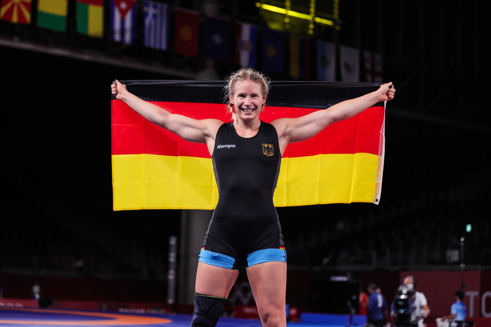 Olympiasiegerin Aline Rotter-Focken mit deutscher Flagge